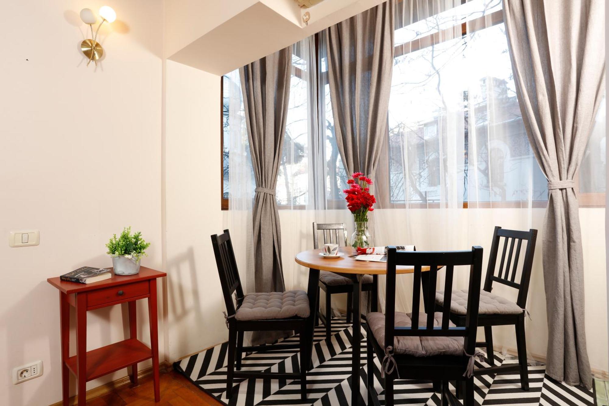 Peaceful Getaway - Generous 3-Bedroom Sanctuary - Close To Historic Old Town Бухарест Екстер'єр фото