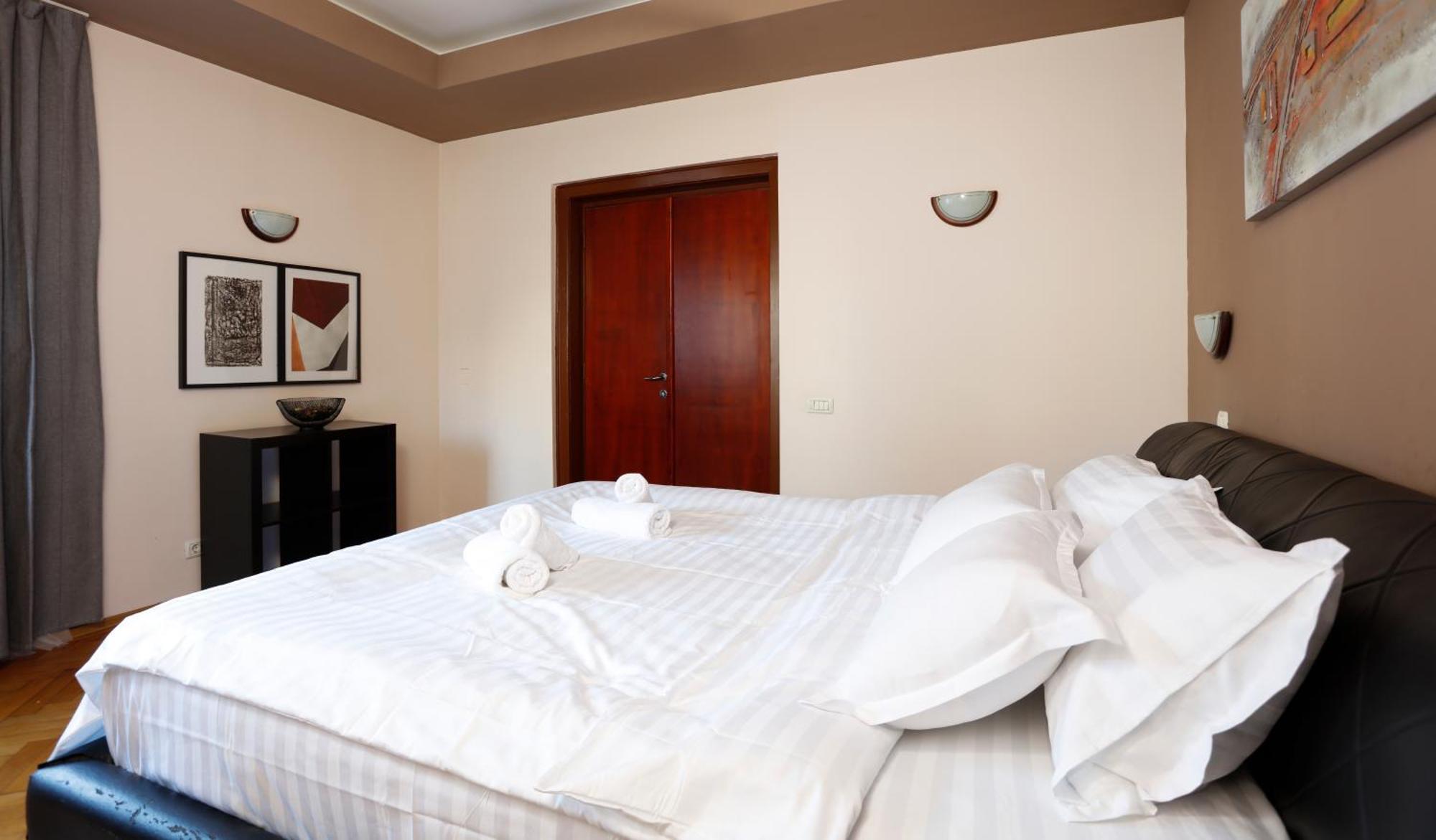 Peaceful Getaway - Generous 3-Bedroom Sanctuary - Close To Historic Old Town Бухарест Екстер'єр фото