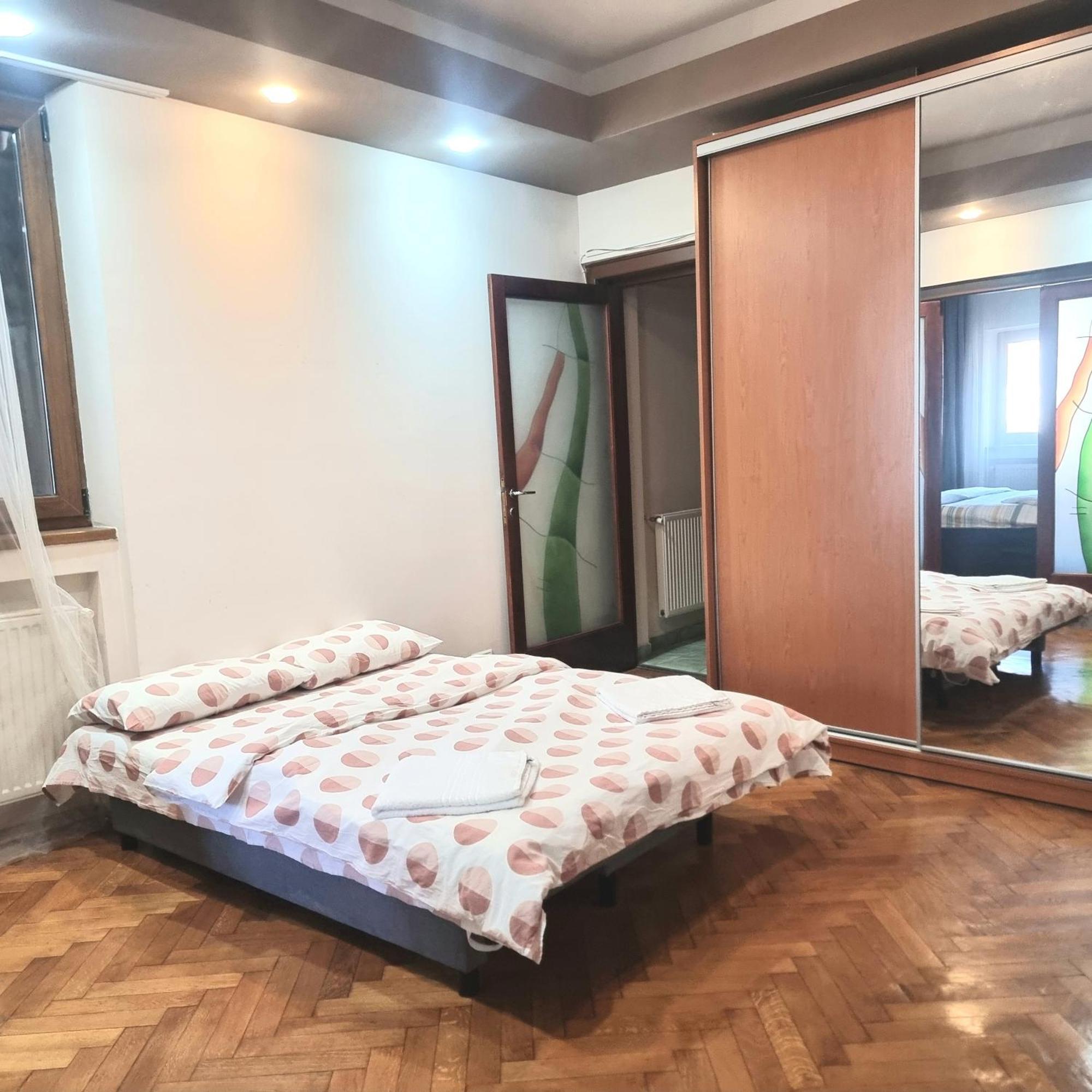 Peaceful Getaway - Generous 3-Bedroom Sanctuary - Close To Historic Old Town Бухарест Екстер'єр фото